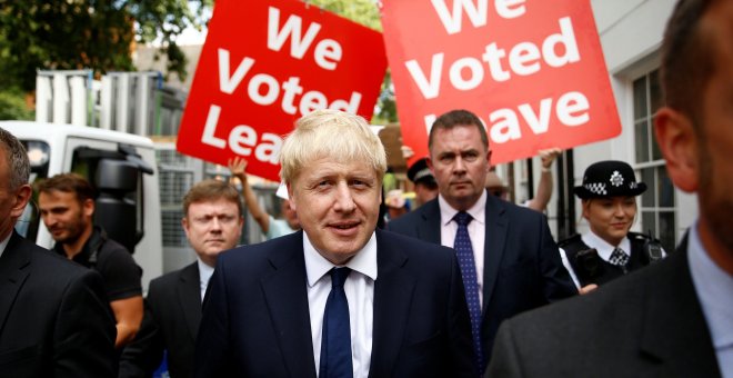 Boris Johnson deja su oficina en Londres | Reuters