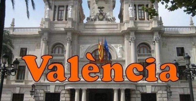 Imagen de la fachada del Ayuntamiento de València con el nuevo topónimo de la ciudad. (EP)