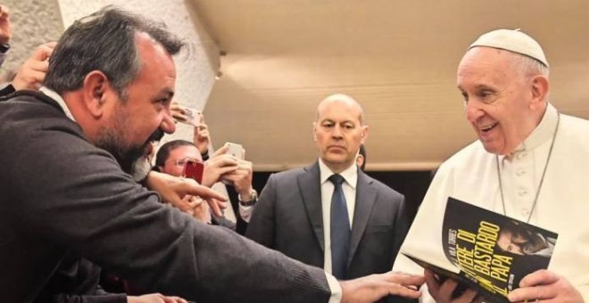 Enrique Vila en su encuentro con el Papa Francisco al entregar el libro ‘Carta de un bastardo al Papa’. EFE