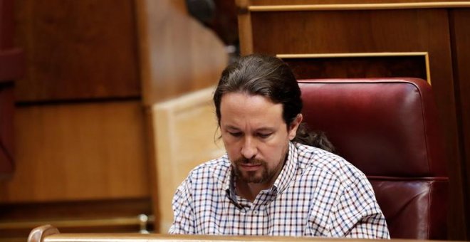El secretario general de Unidas Podemos, Pablo Iglesias, se sienta en su escaño del Congreso. /EFE