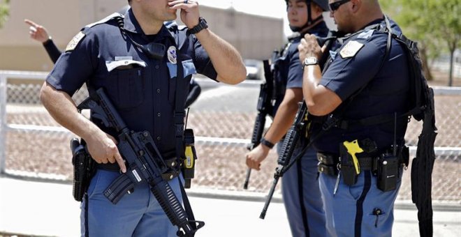 La policía tras durante un tiroteo activo en un Walmart en El Paso. EFE/EPA/IVAN PIERRE AGUIRRE