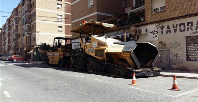 Obras para asfaltar una calle en Málaga, en una imagen de archivo. / EUROPA PRESS