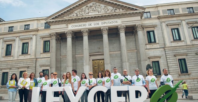 Miembros del Pacma con su proposición de ley contra el maltrato animal.