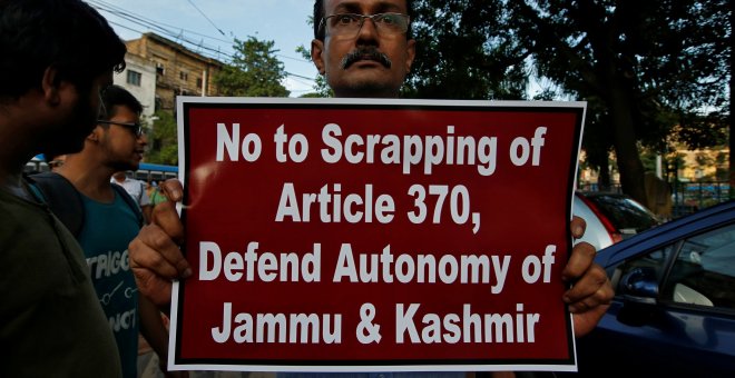 Un hombre muestra una pancarta durante una protesta contra la eliminación del estatus constitucional especial para Cachemira, en India | Reuters