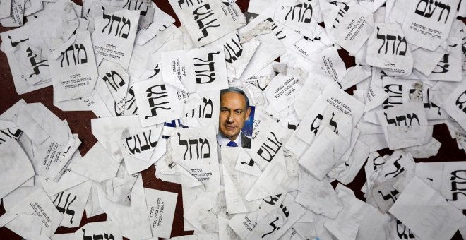 18/03/2015 - Una imagen del primer ministro israelí Benjamin Netanyahu junto a papeletas del partido Likud en Tel Aviv. / REUTERS - AMIR COHEN