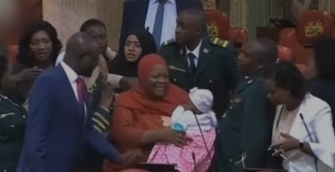 Zuleika Hassan y su bebé en el Pleno, momentos antes de su expulsión.