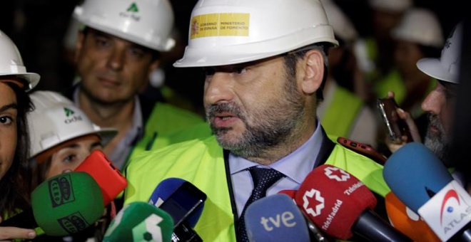 El ministro de Fomento en funciones, José Luis Ábalos, hace declaraciones a los periodistas durante su visita este jueves al túnel de Cercanías de Recoletos para supervisar el avance de los trabajos de mejora y modernización. Ábalos ha defendido que ante