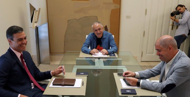 El presidente del Gobierno en funciones, Pedro Sánchez, con los secretarios generales, de UGT, Pepe Álvarez, y de CCOO, Unai Sordo, durante la reunión celebrada en el Palacio de la Moncloa, dentro de la ronda de contactos que mantiene con distintos colect