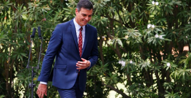 El presidente del Gobierno en funciones, Pedro Sánchez, tras comparecer ante los periodistas después del despacho con el rey Felipe VI en el Palacio de Marivent, en Palma de Mallorca. REUTERS/Enrique Calvo