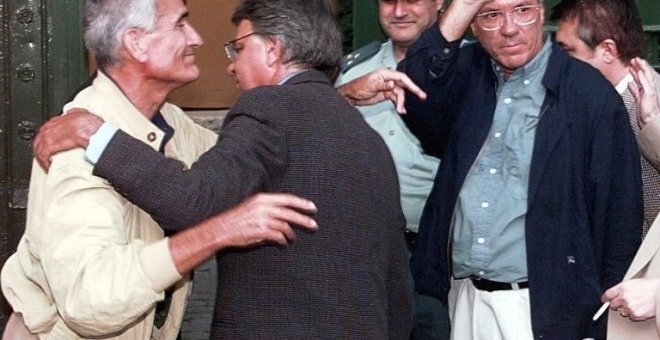 09/08/2019 -  Felipe González abraza a José Barrionuevo, ex ministro del Interior de España que como Rafael Vera, ingresa a la prisión de Guadalajara en 1995 / ARCHIVO AFP (DOMINIQUE FAGET)