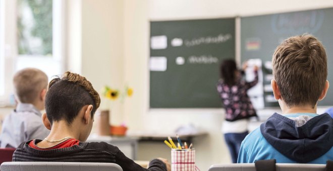 Los alumnos escuchan a su maestro durante una clase | EFE