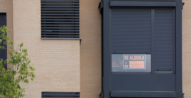 En la fachada de un edificio se ve un cartel de 'Se Alquila' bajo la persiana de uno de los pisos./ Jesús Hellín Europa Press