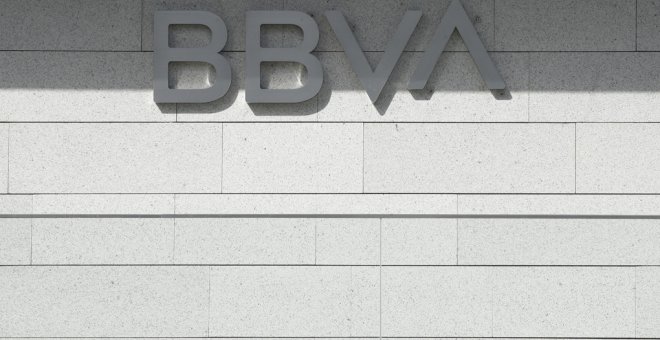 El logo del BBVA en la fachada del edificio 'La Vela', sede del banco en la zona norte de Madrid.E.P./Eduardo Parra