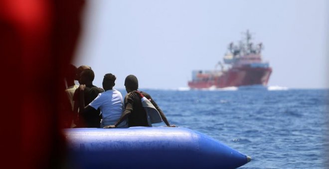 Un grupo de 105 inmigrantes rescatados por el barco humanitario Ocean Viking frente a las costas de Libia la pasada semana.- EFE/MSF