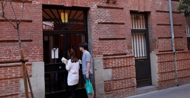 Fachada de la vivienda ubicada en el número 11 de la calle Tenerife, en el distrito de Tetuán de Madrid, donde esta madrugada ha sido hallado el cadáver de una mujer. EFE/ Chema Moya