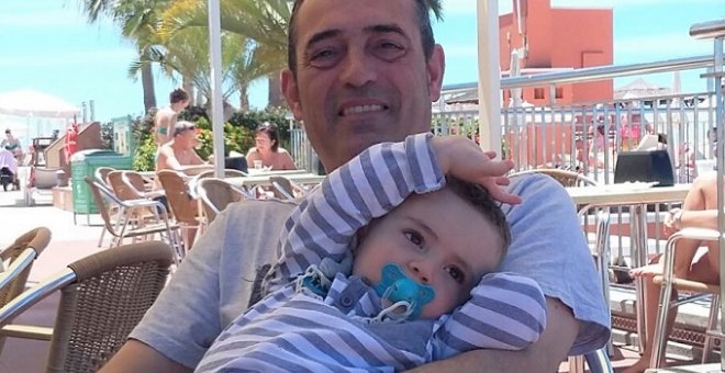 El pequeño Xavi con su padre, Javier Martínez. SALAMPLAN.COM, imagen cedida