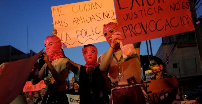 Las mujeres se manifiestan en la protesta "No me protegen, me violan" | Reuters
