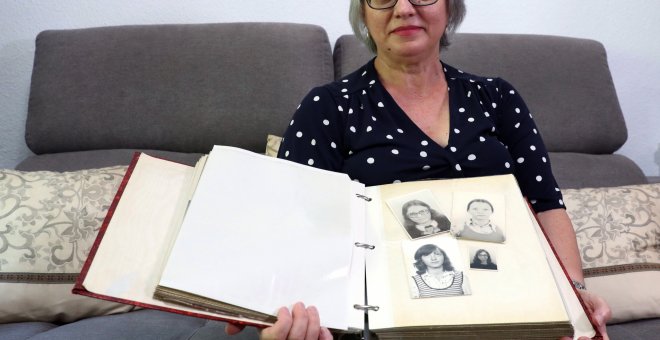 Rosa María García Alcón, una de las dieciocho víctimas del inspector de policía durante el franquismo Juan Antonio González Pacheco, conocido como Billy el Niño, en su domicilio de Madrid con fotos del año en que fue detenida por la por la Brigada Polític