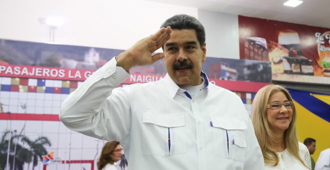 20/08/2019.- Fotografía cedida por prensa de Miraflores que muestra al presidente de Venezuela, Nicolás Maduro, acompañado de la primera dama, Cilia Flores, mientras participa en un acto de gobierno este martes, en La Guaira (Venezuela). EFE/ Prensa De Mi