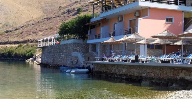 Imagen del restaurante albanés antes de su demolición. EFE/ Mimoza Dhima