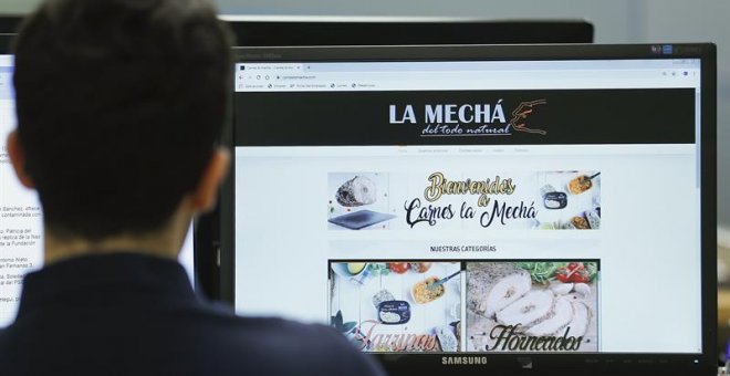 Un usuario navega, este jueves, por la página web de Magrudis, que comercializa la carne mechada "La Mechá" causante de un brote de listeriosis. A pesar de que la Junta ha ordenado la paralización de la actividad y la retirada de todos sus artículos elabo