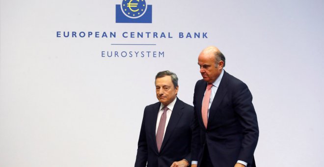 El presidente del BCE, Mario Draghi, y el vicepresidente de la entidad, Luis de Guindos, tas una rueda de prensa en la sede de la entidad en Fráncfort. REUTERS/Ralph Orlowski