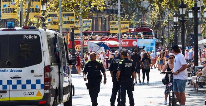 21/08/2019.- Agentes de la Guardia Urbana en las inmediaciones de la Rambla, en el distrito barcelonés de Ciutat Vella, donde los vecinos conviven desde hace décadas con la inseguridad a la vuelta de la esquina. Están tan cansados como acostumbrados, dice