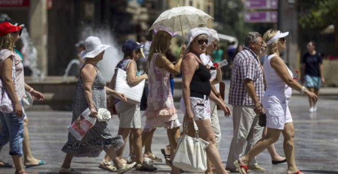 Turistas paseando por el centro de la ciudad de Valencia. EFE/Manuel Bruque