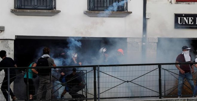 La Policía francesa disuelve una manifestación de la contracumbre del G7 en Bayona. EFE/Javier Etxezarreta