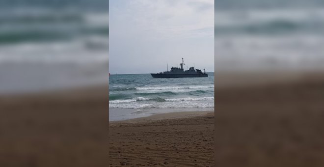 El cazaminas 'Turia' de la Armada, encallado en aguas de La Manga, duranet las tareas de rescate de los restos de avisón siniestrado. EUROPA PRESS