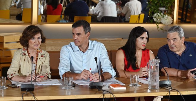 El presidente del Gobierno en funciones, Pedro Sánchez, acompañado por la vicepresidenta en funciones, Carmen Calvo, y la secretaria socialista de Movimientos Sociales y Diversidad, Mónica Silvana, entre otros, durante la reunión miércoles con colectivos