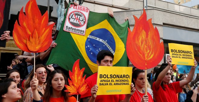 Manifestantes de organizaciones medioambientales participan en una manifestación frente a la embajada de Brasil para exigir más protección de la Amazonía | Reuters