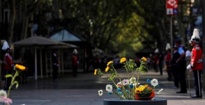 Detalle de flores dejadas por los familiares de las víctimas mortales del atentado del 17 de agosto en Barcelona. EFE/Alejandro García