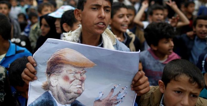 Niños yemeníes protestan frente a las oficinas de la ONU en Saná tras el ataque de la coalición liderada por Arabia Saudita que mató al menos a 40 menores en agosto de 2019. khaled Abdullah / REUTERS