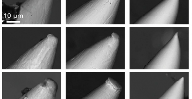 Desgaste de tres agujas de tatuar vistas al microscopio electrónico. A la izquierda nuevas, en el centro tras inyectar tinta de carbón y a la derecha muy afiladas por el dióxido de titanio.- ESRF