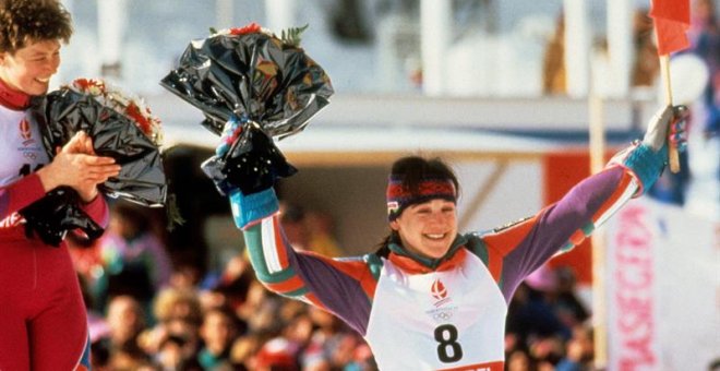 20-2-1992.- Fotografía de archivo de la exesquiadora Blanca Fernández Ochoa, saludando desde el podio tras conseguir la medalla de bronce en la prueba de eslalon gigante en los Juegos Olímpicos de Invierno de Albertville (Francia). EFE