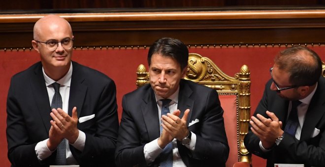 10/09/2019.- El primer ministro italiano Giuseppe Conte aplaude con el ministro de Justicia Alfonso Bonafede y con el ministro del Parlamento Federico D'Inca  en el Senado al final del voto de confianza que marca el inicio de su segundo gobierno. EFE / EP