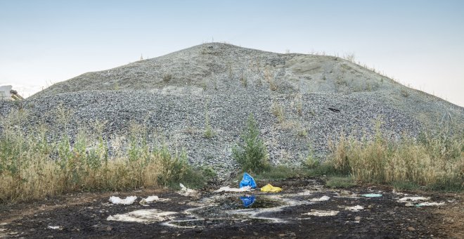 Montaña de restos de vidrio, tapones, chapas y otras sustancias que han sido vertidas en el municipio madrileño de Ajalvir./M.A.D.