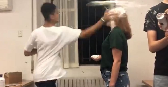 Un estudiante propina una fuerte bofetada a una alumna en una novatada grabada en vídeo. / TWITTER
