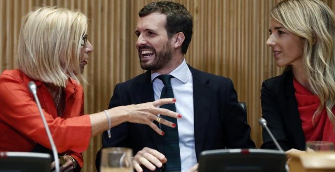 El presidente del PP, Pablo Casado, conversa con la fundadora de UPyD, Rosa Díez, y la portavoz del PP en el Congreso, Cayetana Álvarez de Toledo (d), durante la clausura de las jornadas "Españoles en Defensa de lo Común" celebradas este jueves en la Cám