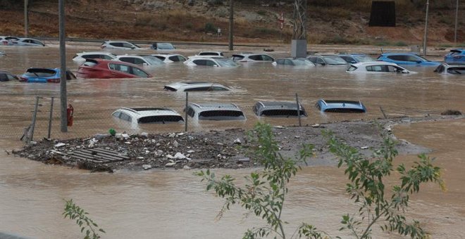 Cientos de coches permanecen inundados tras el paso de la Gota Fría en un depósito de vehículos en Orihuela (Alicante). - EFE