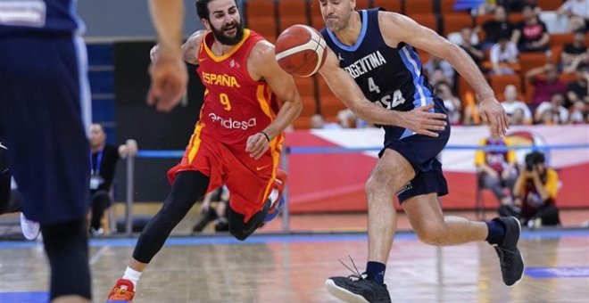 Ricky Rubio y Luis Scola compiten por un balón divido en el último encuentro disputado entre España y Argentina. FEB/Alberto Nevado.