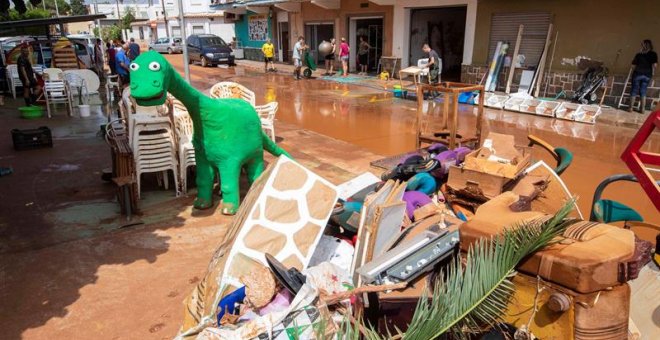 15/09/2019.- Vecinos de Los Nietos (Cartagena) sacan sus pertenencias de sus casas tras verse afectadas por las fuertes lluvias caidas en los últimos días en la Región de Murcia. EFE/Marcial Guillén