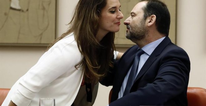 José Luis Ábalos saluda a Noelia Vera hace unos días en el Congreso. EFE/Mariscal