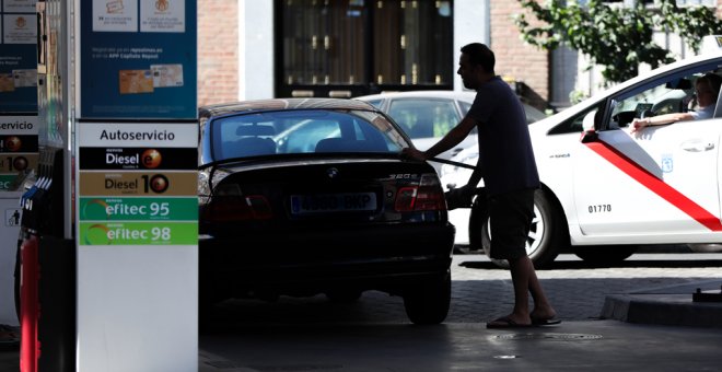 Un conductor pone gasolina en su vehículo en una gasolinera de Madrid. E.P./Jesús Hellín
