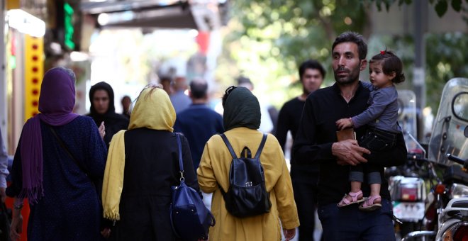 Varias mujeres con velo por las calles de Teherán, la capital de Irán. REUTERS/Nazanin Tabatabaee/WANA (West Asia News Agency)