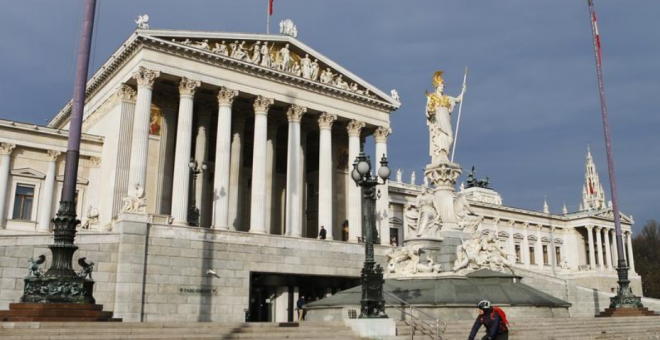 27/01/2016 - Un ciclista pasa por delante del Parlamento austriaco en Viena, Austria, en una imagen de archivo. / REUTERS - HEINZ - PETER BADER