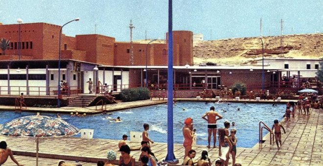 Bañistas en una piscina en el Aaiún, la capital del Sáhara Occidental, durante la época colonial española.- PROVINCIA 53
