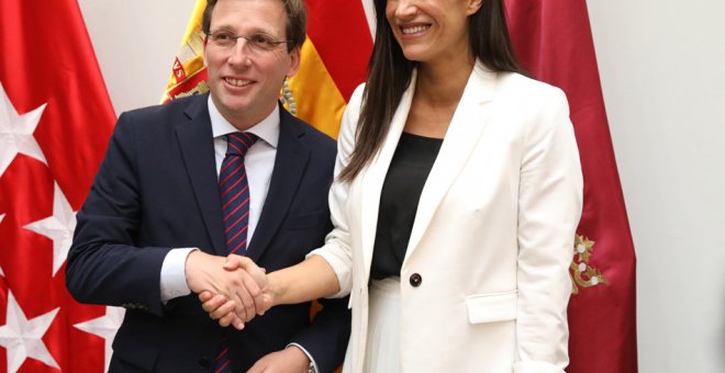 El alcalde de Madrid, José Luis Martínez-Almeida, y la vicealcaldesa, Begoña Villacís, poco después del pleno de investidura del nuevo gobierno municipal. AYUNTAMIENTO DE MADRID