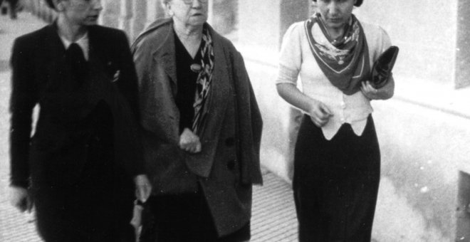 Emma Goldman caminando junto a Lucía Sánchez Saornil y Christine KonRabe en 1938. Fundación Anselmo Lorenzo